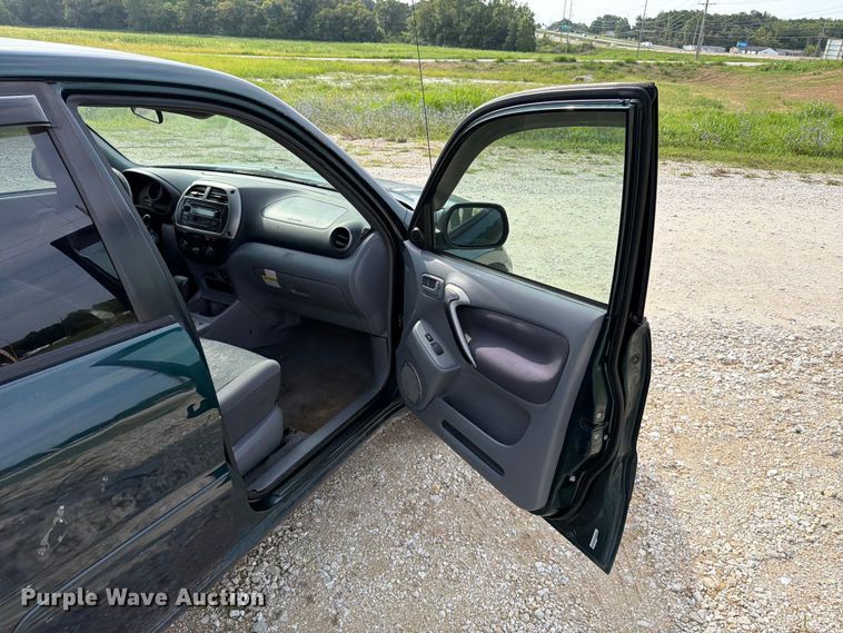 image for item FT6142 2003 Toyota RAV4 SUV