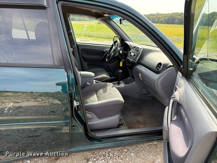 image for item FT6142 2003 Toyota RAV4 SUV
