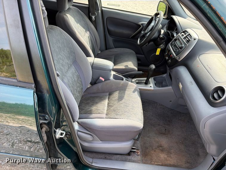 image for item FT6142 2003 Toyota RAV4 SUV