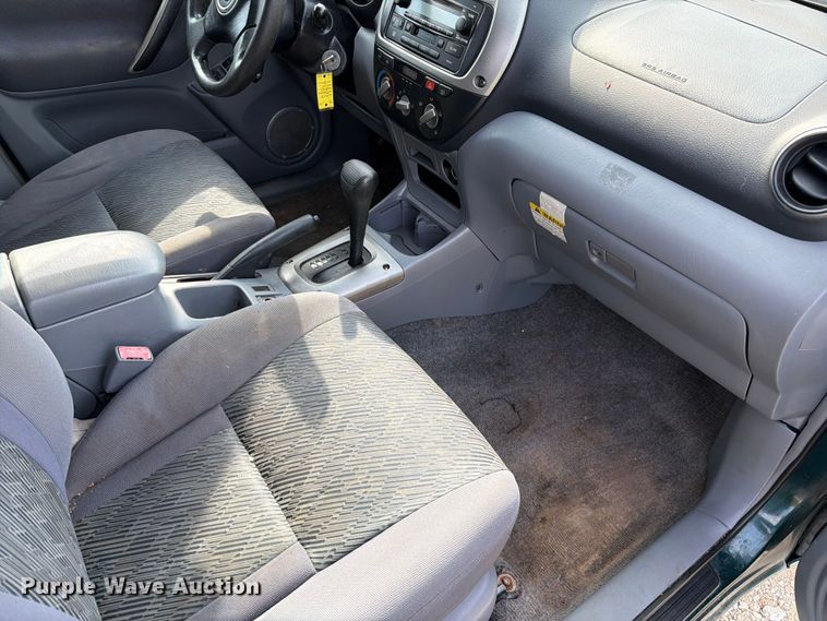 image for item FT6142 2003 Toyota RAV4 SUV