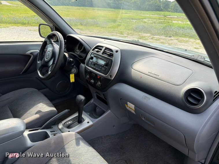 image for item FT6142 2003 Toyota RAV4 SUV