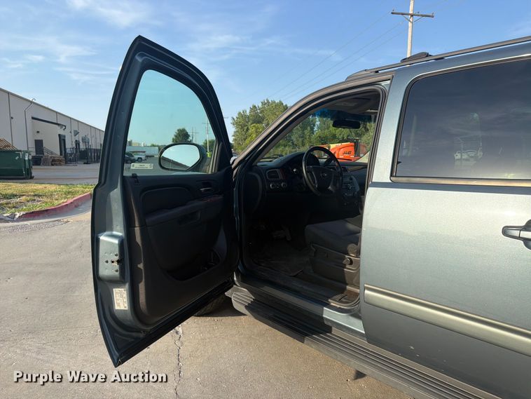 image for item FU4501 2011 Chevrolet Avalanche Crew Cab pickup truck