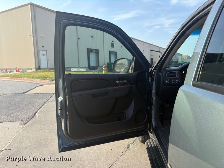 image for item FU4501 2011 Chevrolet Avalanche Crew Cab pickup truck