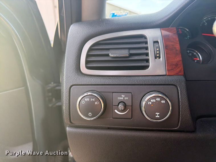 image for item FU4501 2011 Chevrolet Avalanche Crew Cab pickup truck
