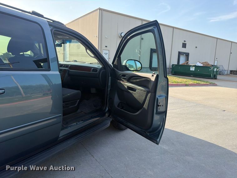 image for item FU4501 2011 Chevrolet Avalanche Crew Cab pickup truck