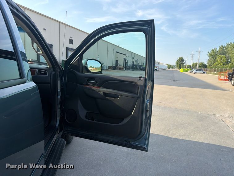 image for item FU4501 2011 Chevrolet Avalanche Crew Cab pickup truck