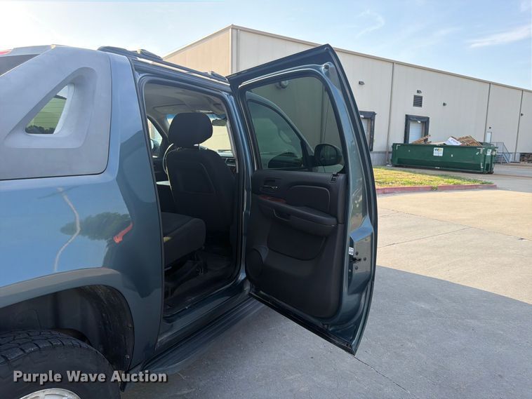 image for item FU4501 2011 Chevrolet Avalanche Crew Cab pickup truck