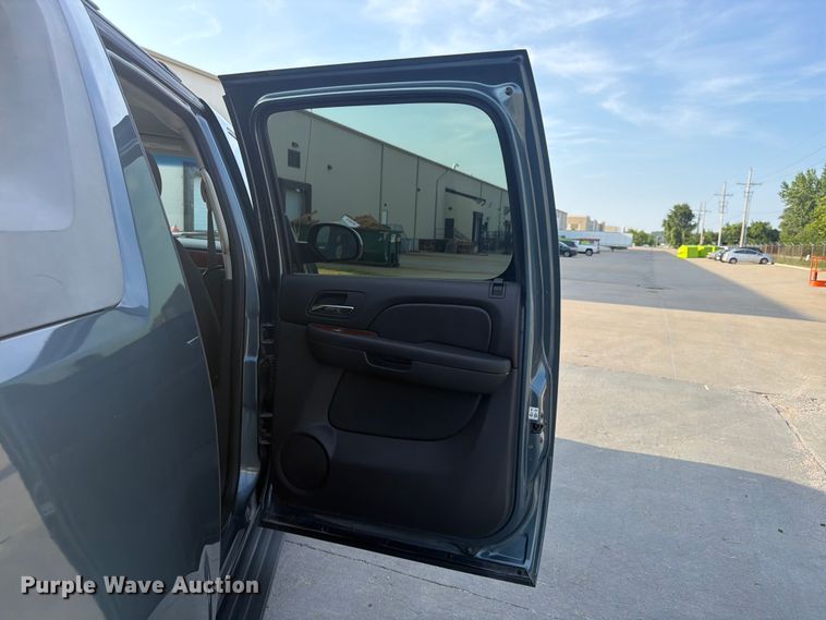 image for item FU4501 2011 Chevrolet Avalanche Crew Cab pickup truck