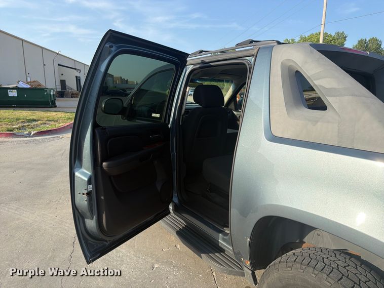 image for item FU4501 2011 Chevrolet Avalanche Crew Cab pickup truck