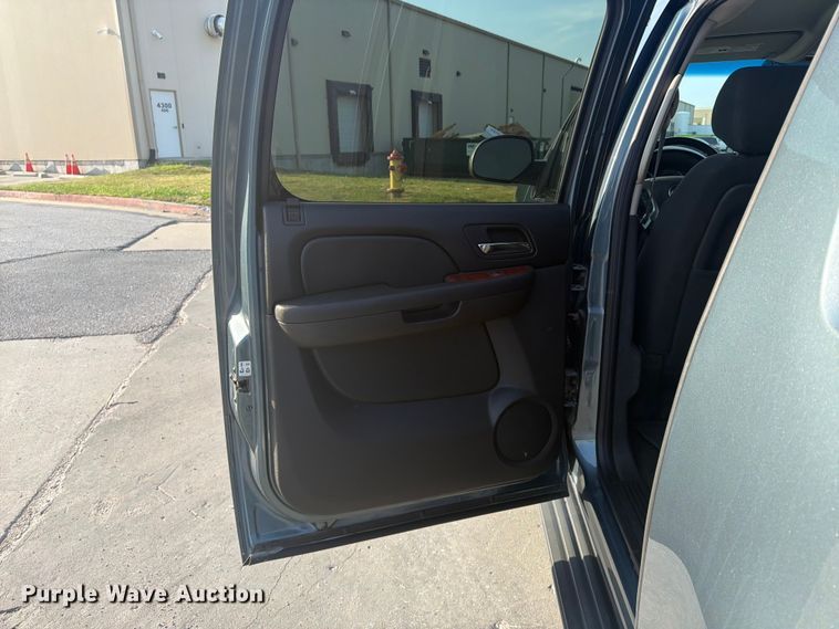 image for item FU4501 2011 Chevrolet Avalanche Crew Cab pickup truck