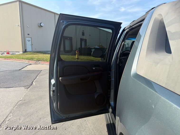 image for item FU4501 2011 Chevrolet Avalanche Crew Cab pickup truck
