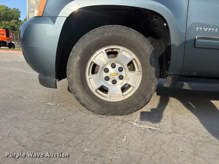 image for item FU4501 2011 Chevrolet Avalanche Crew Cab pickup truck