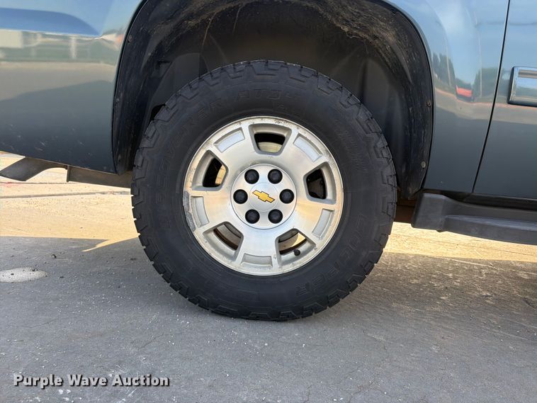 image for item FU4501 2011 Chevrolet Avalanche Crew Cab pickup truck