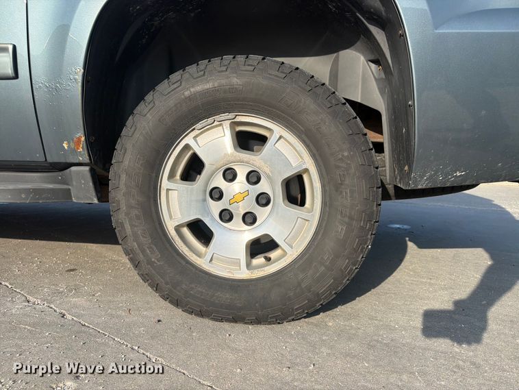image for item FU4501 2011 Chevrolet Avalanche Crew Cab pickup truck
