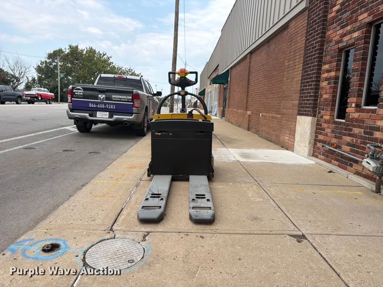 image for item FU4550 2011 Yale MPE060LFN24T2748 pallet jack