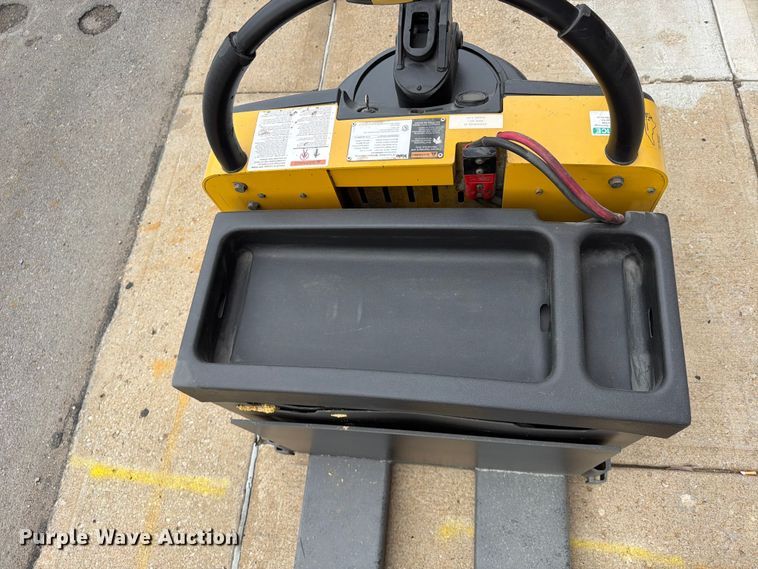 image for item FU4550 2011 Yale MPE060LFN24T2748 pallet jack