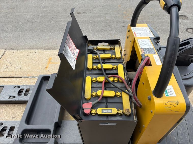 image for item FU4550 2011 Yale MPE060LFN24T2748 pallet jack