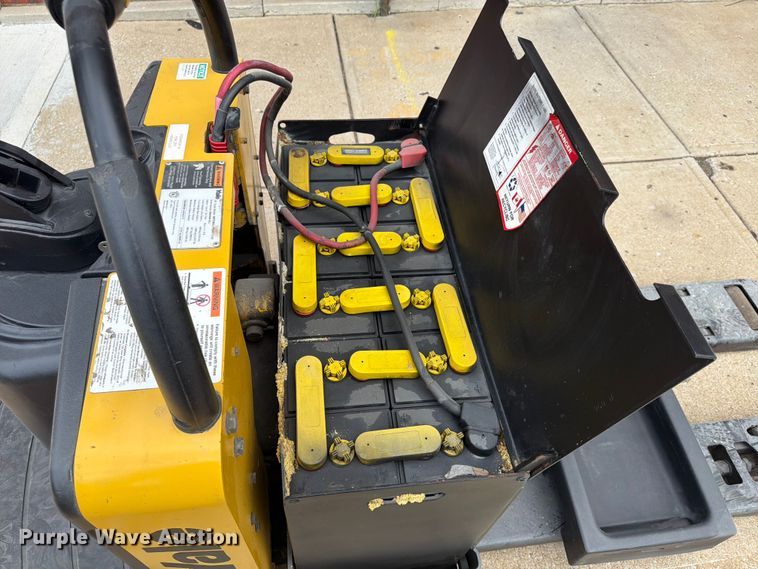 image for item FU4550 2011 Yale MPE060LFN24T2748 pallet jack