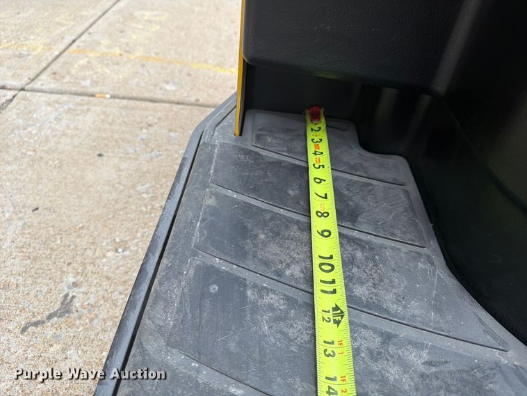 image for item FU4550 2011 Yale MPE060LFN24T2748 pallet jack