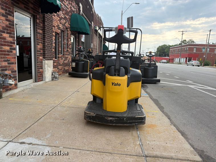 image for item FU4551 2019 Yale MPE060LGN24T2748 pallet jack