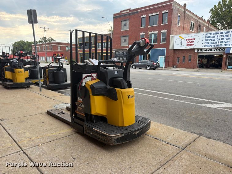 image for item FU4551 2019 Yale MPE060LGN24T2748 pallet jack
