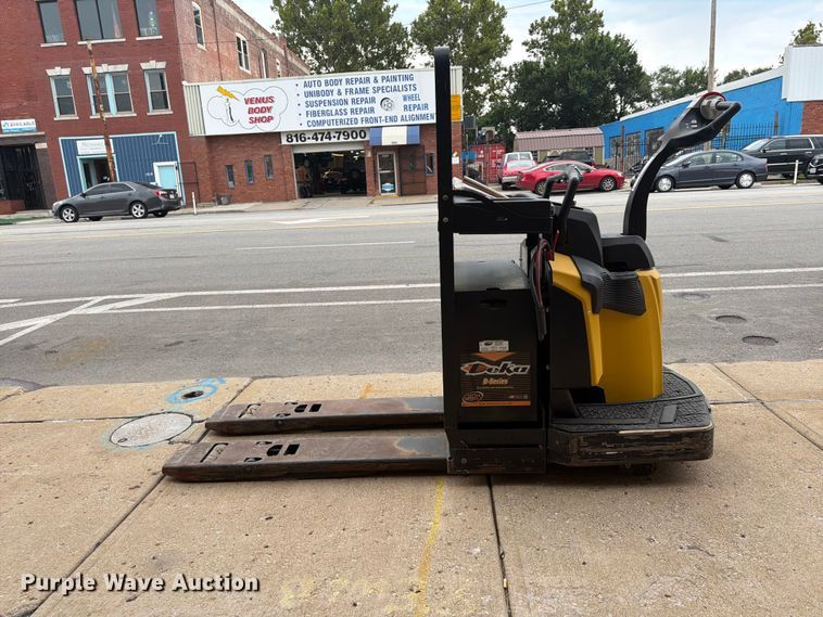 image for item FU4551 2019 Yale MPE060LGN24T2748 pallet jack