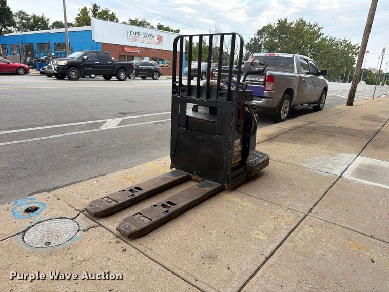 image for item FU4551 2019 Yale MPE060LGN24T2748 pallet jack