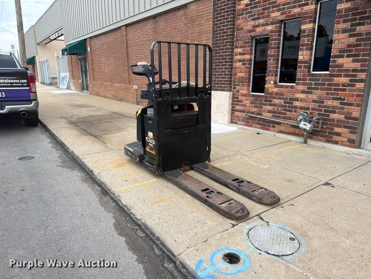 image for item FU4551 2019 Yale MPE060LGN24T2748 pallet jack