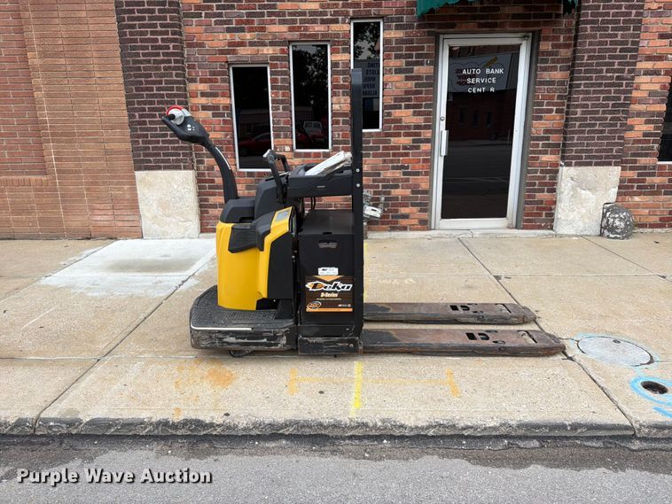 image for item FU4551 2019 Yale MPE060LGN24T2748 pallet jack