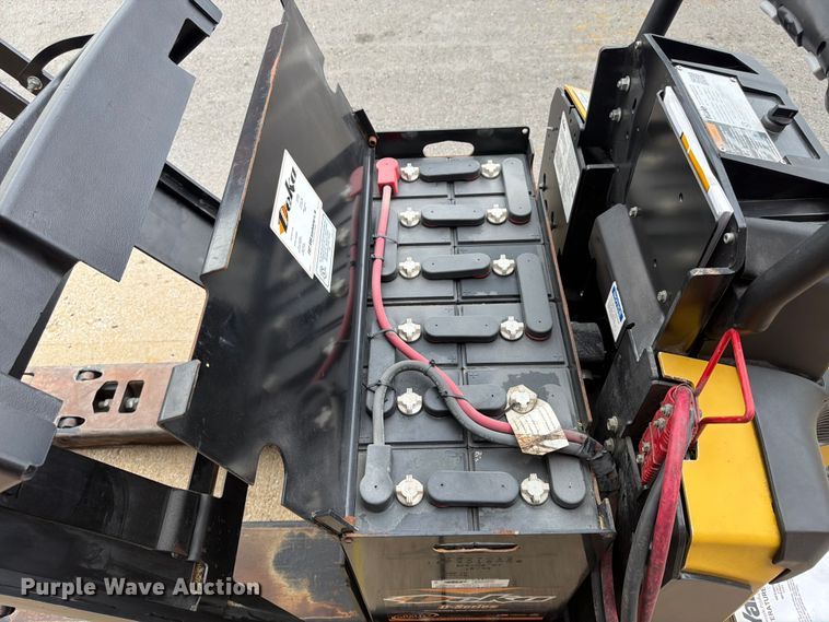 image for item FU4551 2019 Yale MPE060LGN24T2748 pallet jack