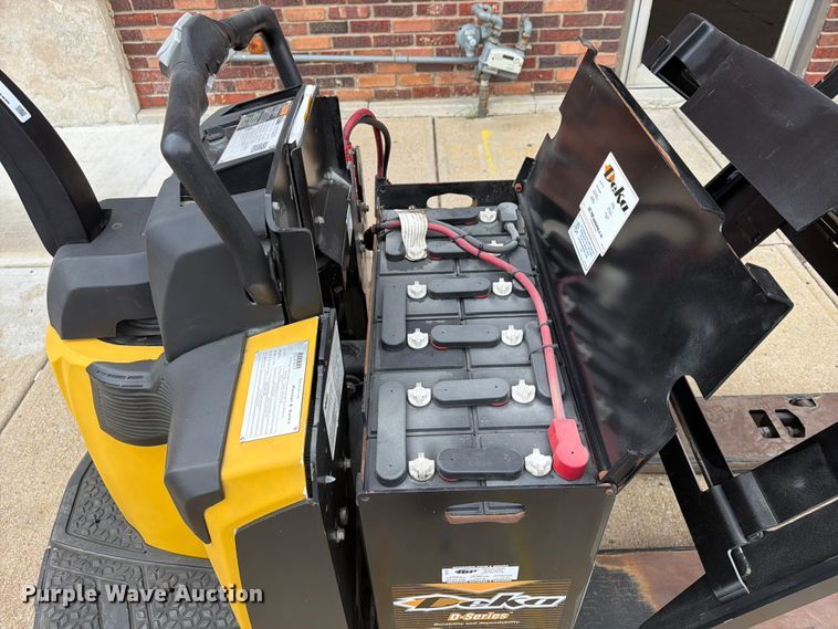 image for item FU4551 2019 Yale MPE060LGN24T2748 pallet jack