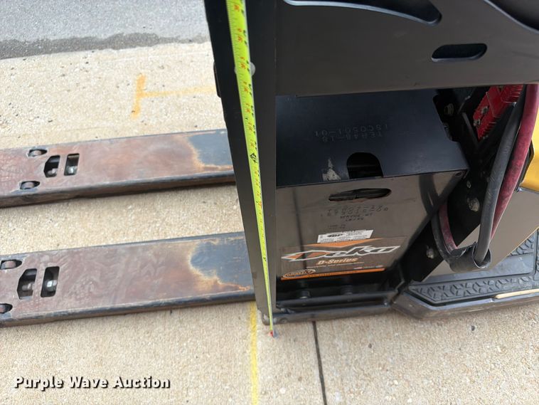 image for item FU4551 2019 Yale MPE060LGN24T2748 pallet jack