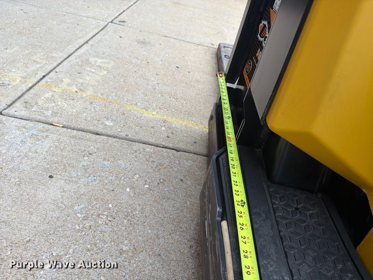 image for item FU4551 2019 Yale MPE060LGN24T2748 pallet jack