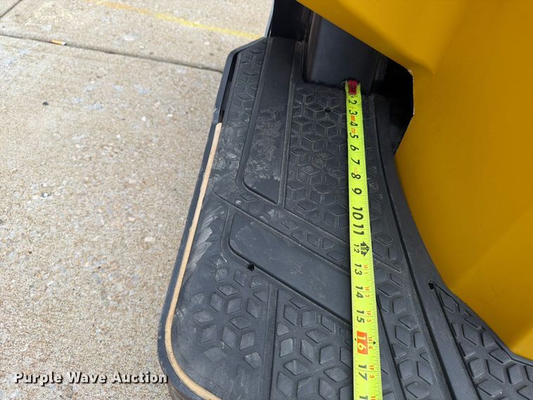 image for item FU4551 2019 Yale MPE060LGN24T2748 pallet jack