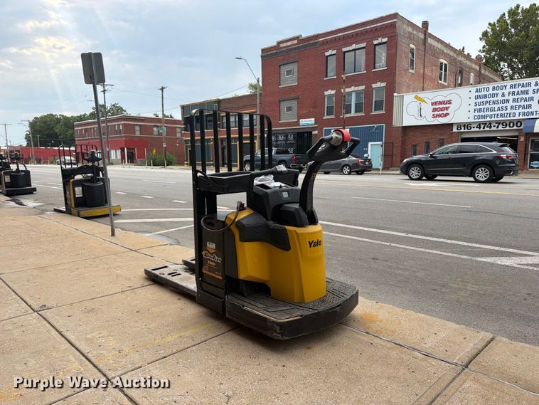 image for item FU4553 2019 Yale MPE060LGN24T2748 pallet jack
