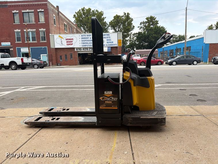 image for item FU4553 2019 Yale MPE060LGN24T2748 pallet jack
