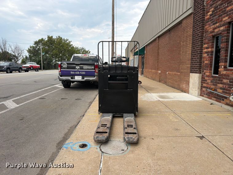 image for item FU4553 2019 Yale MPE060LGN24T2748 pallet jack