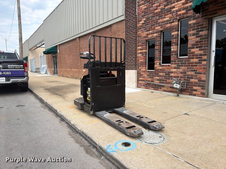 image for item FU4553 2019 Yale MPE060LGN24T2748 pallet jack