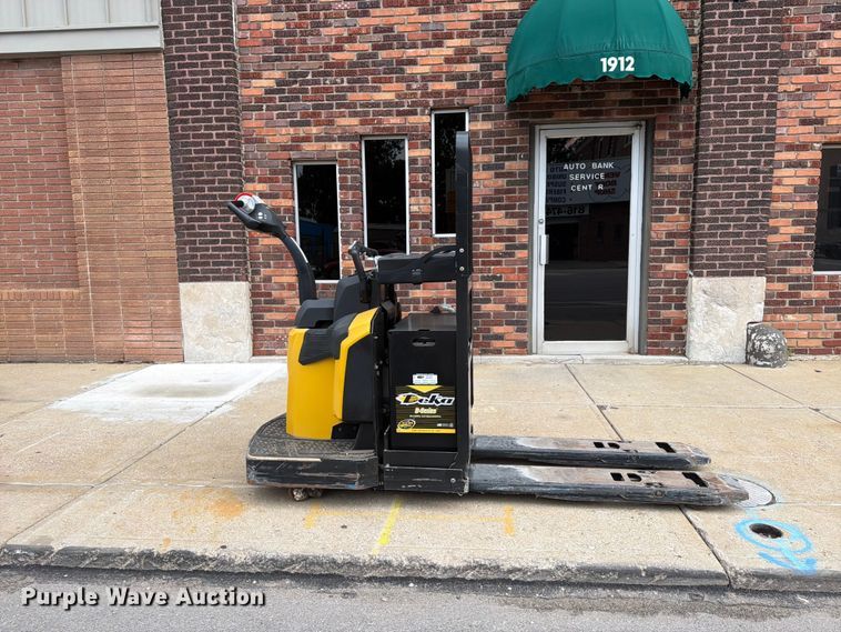 image for item FU4553 2019 Yale MPE060LGN24T2748 pallet jack