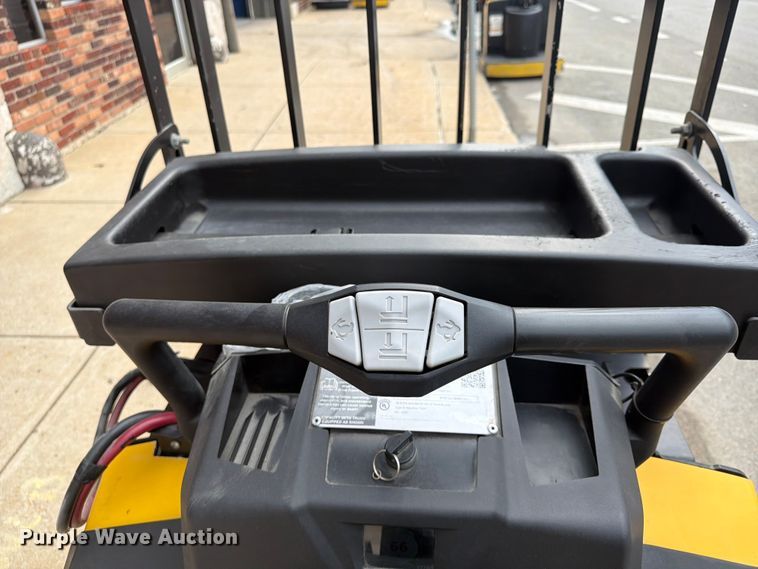 image for item FU4553 2019 Yale MPE060LGN24T2748 pallet jack