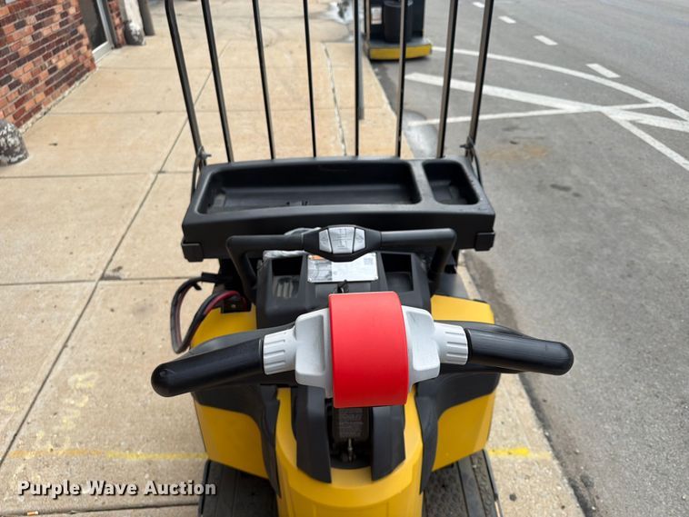 image for item FU4553 2019 Yale MPE060LGN24T2748 pallet jack