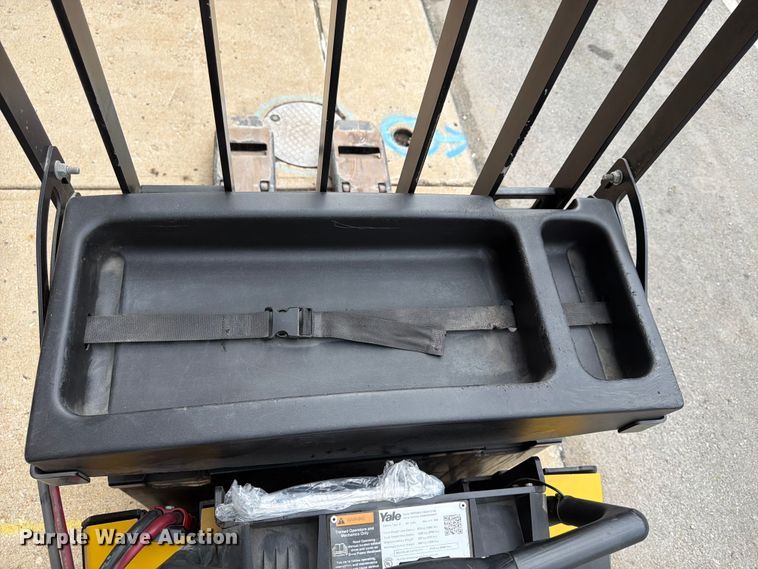 image for item FU4553 2019 Yale MPE060LGN24T2748 pallet jack