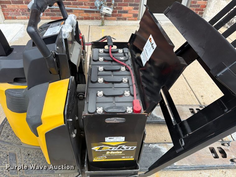 image for item FU4553 2019 Yale MPE060LGN24T2748 pallet jack
