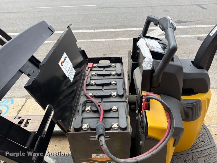image for item FU4553 2019 Yale MPE060LGN24T2748 pallet jack