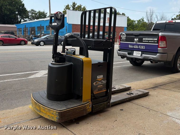 2013 Yale MPE060LFN2472748 pallet jack