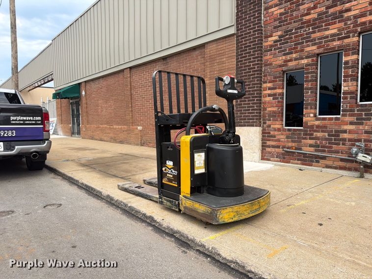 image for item FU4555 2013 Yale MPE060LFN2472748 pallet jack