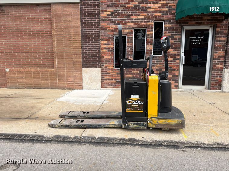 image for item FU4555 2013 Yale MPE060LFN2472748 pallet jack