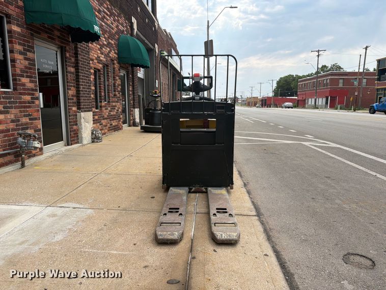 image for item FU4555 2013 Yale MPE060LFN2472748 pallet jack