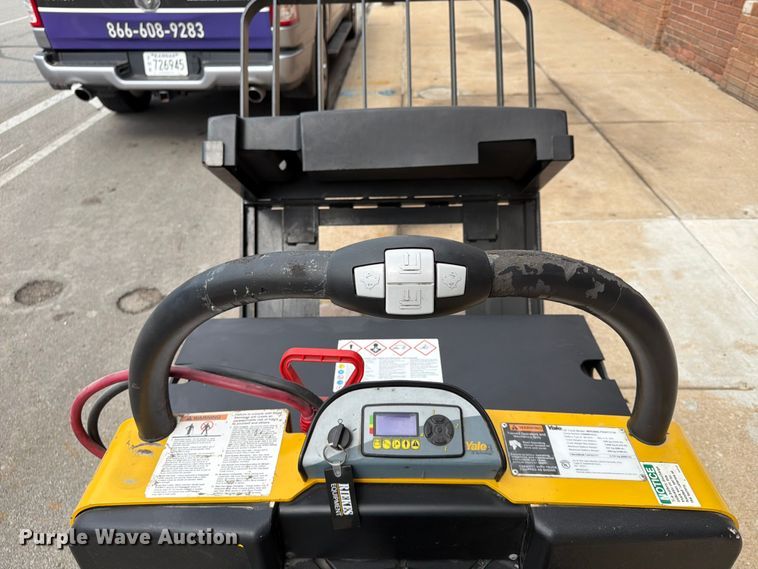 image for item FU4555 2013 Yale MPE060LFN2472748 pallet jack