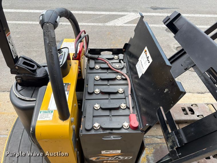image for item FU4555 2013 Yale MPE060LFN2472748 pallet jack